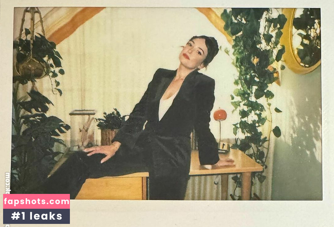 Milana Vayntrub gallery photo #251