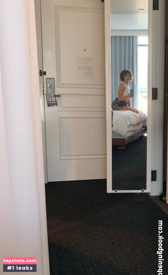 Milana Vayntrub gallery photo #253