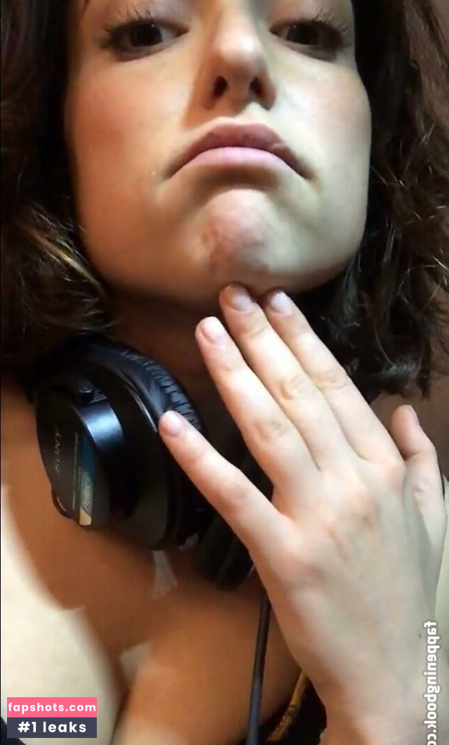 Milana Vayntrub gallery photo #258