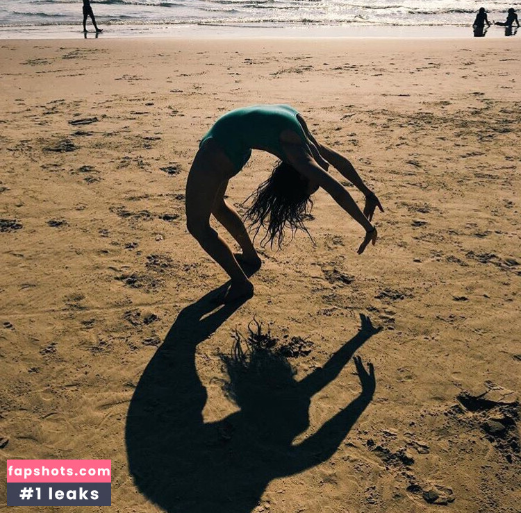 Milana Vayntrub gallery photo #260