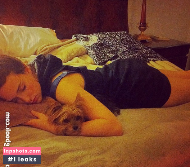 Milana Vayntrub gallery photo #261