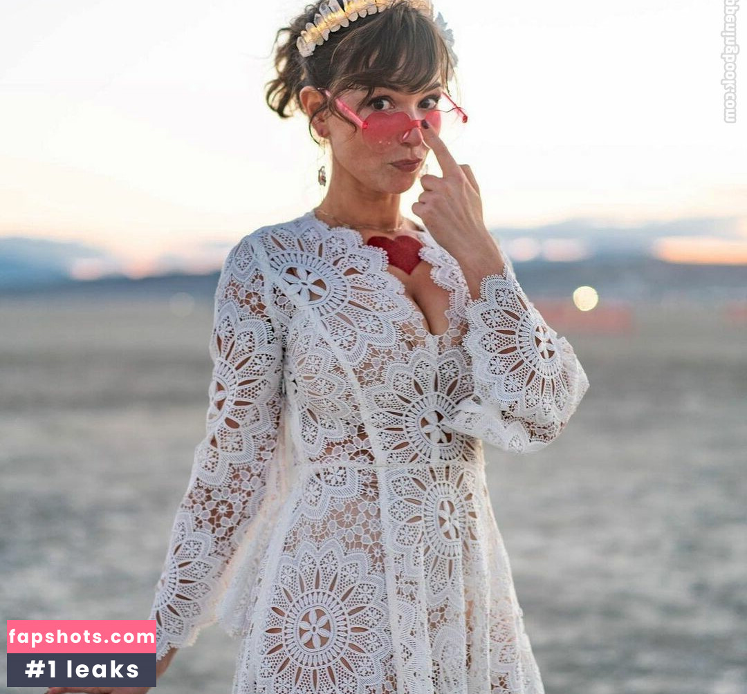 Milana Vayntrub gallery photo #267