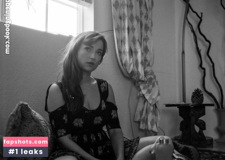 Milana Vayntrub gallery photo #282