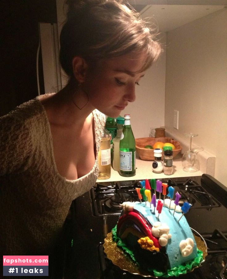 Milana Vayntrub gallery photo #285