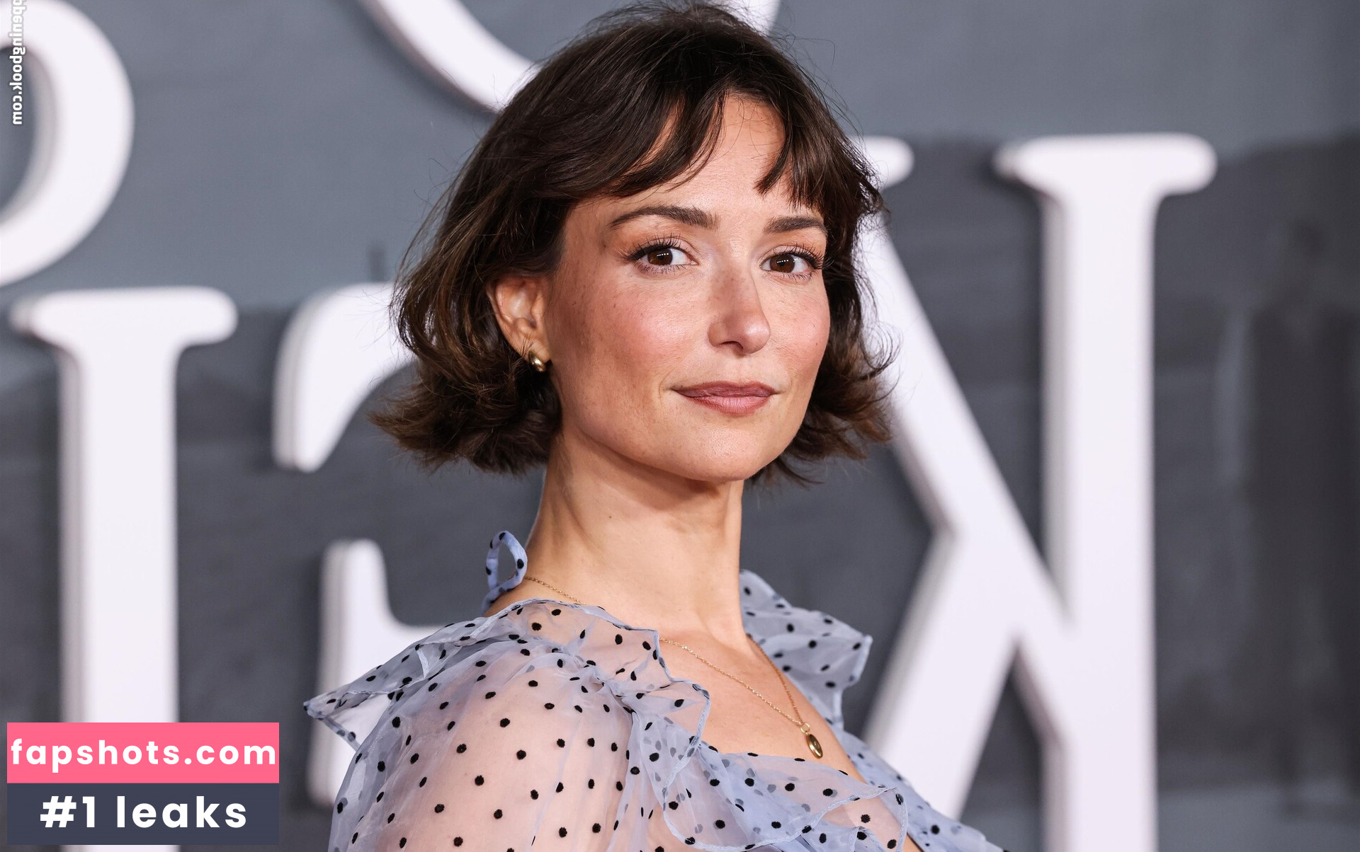 Milana Vayntrub gallery photo #32