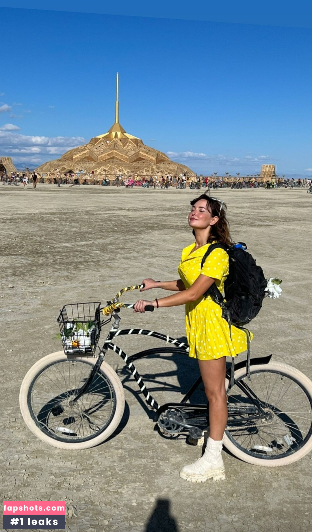 Milana Vayntrub gallery photo #324