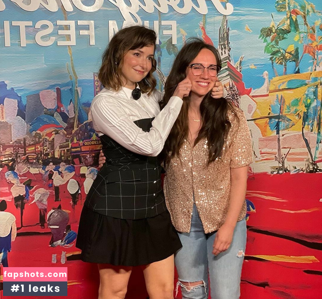 Milana Vayntrub gallery photo #326