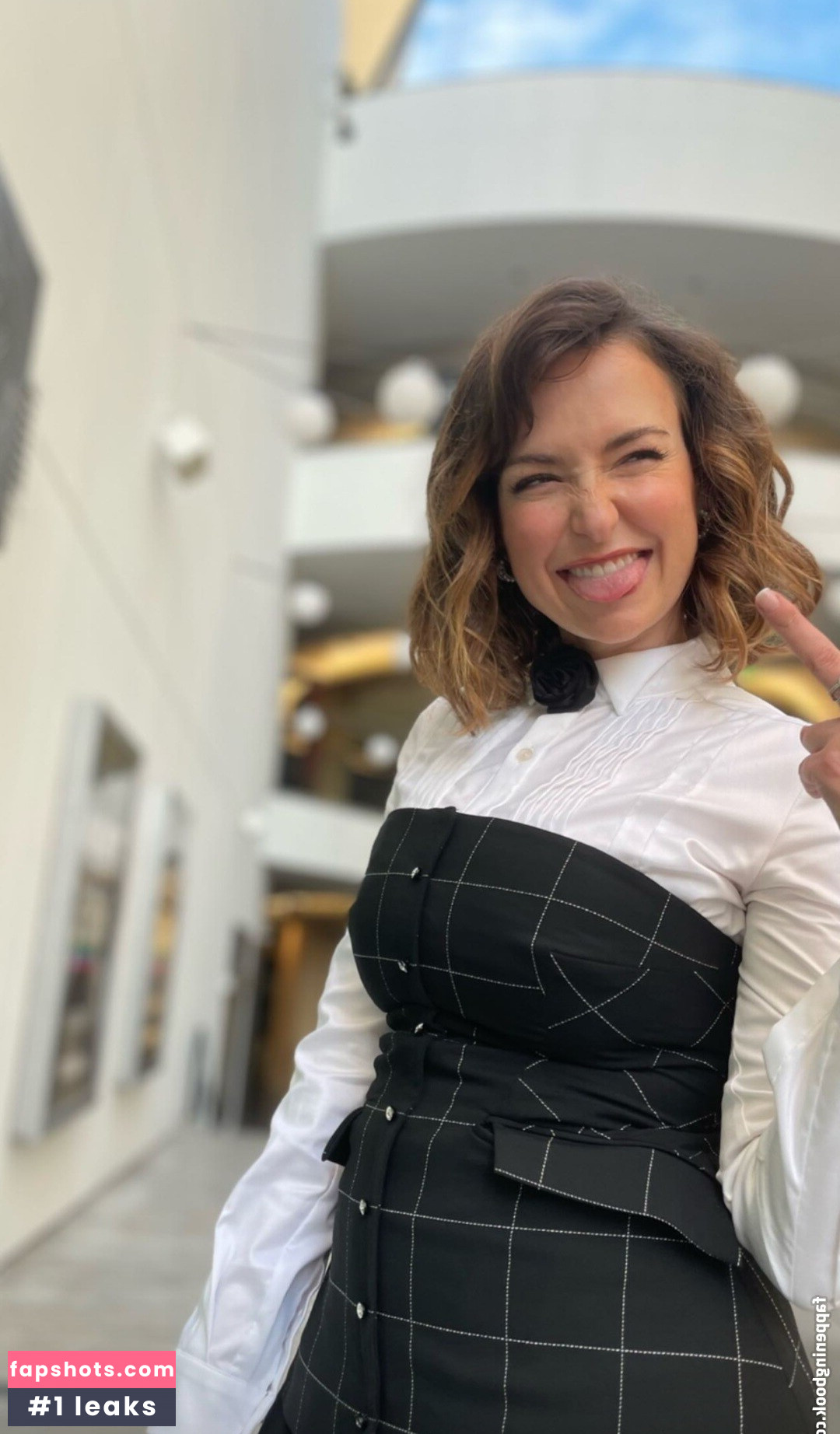 Milana Vayntrub gallery photo #329