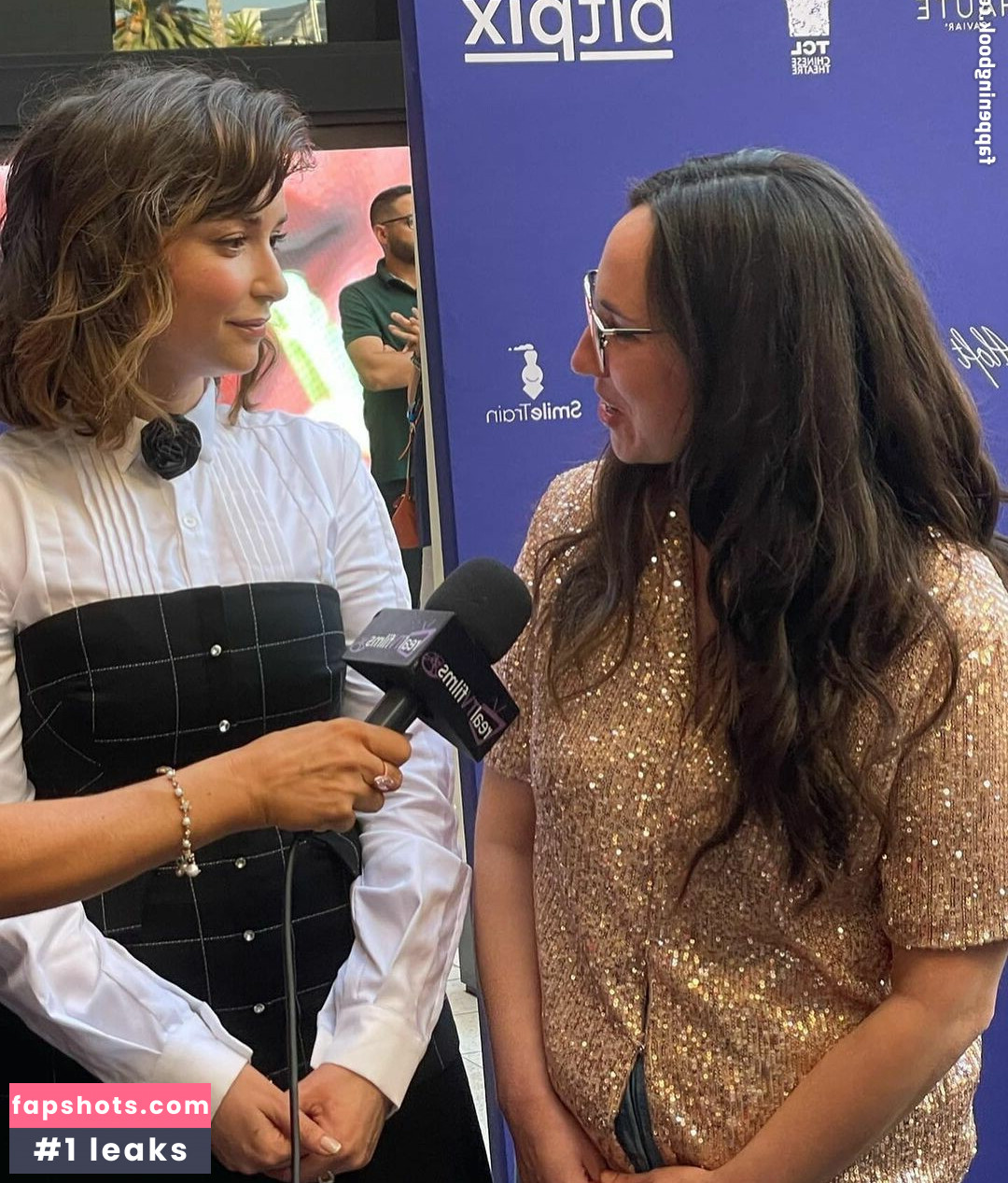 Milana Vayntrub gallery photo #330