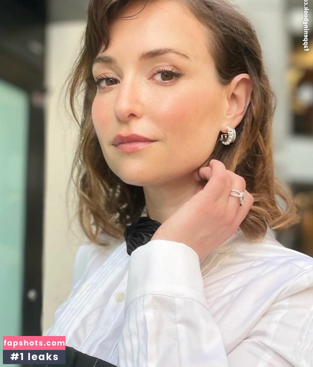 Milana Vayntrub gallery photo #332