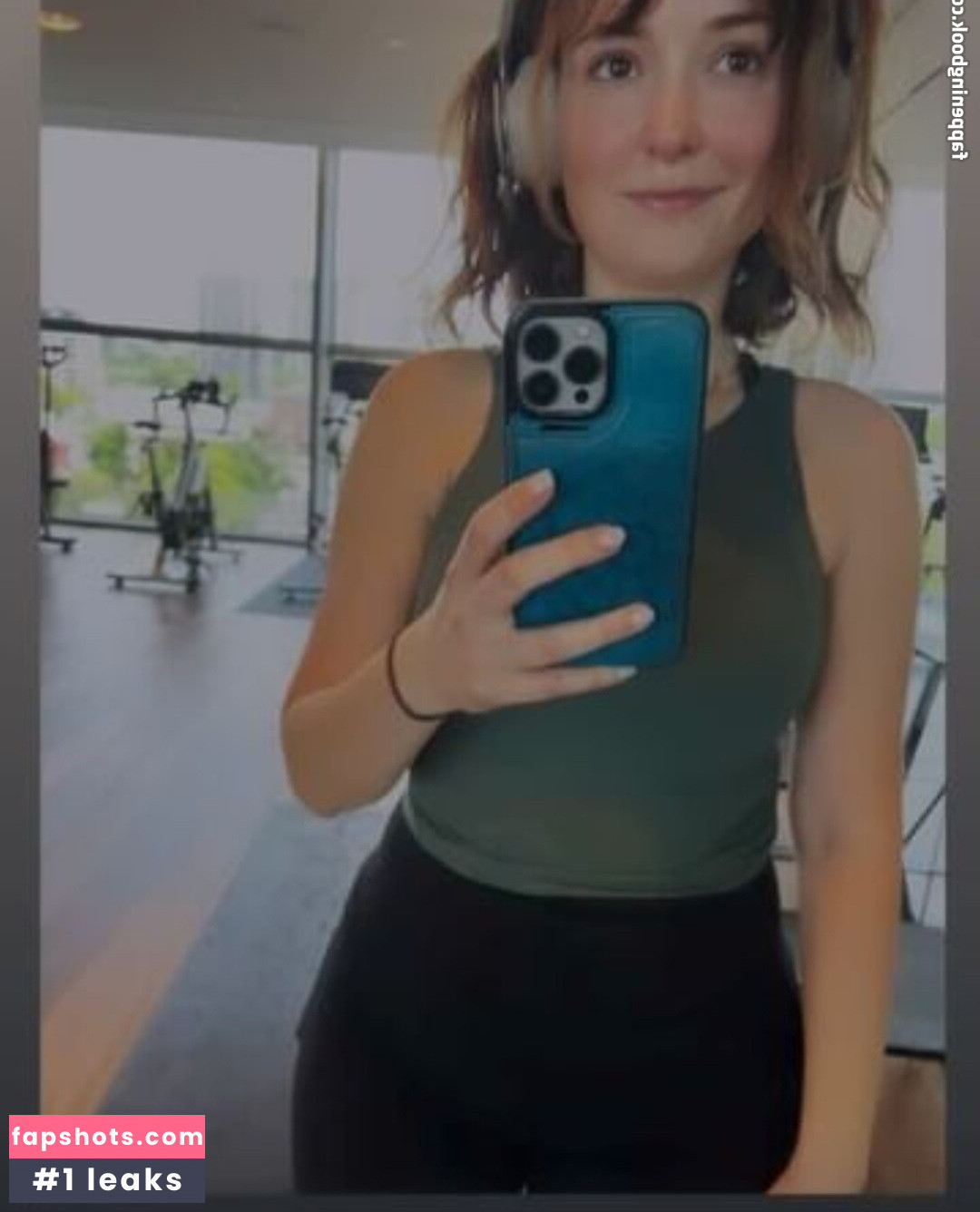 Milana Vayntrub gallery photo #333