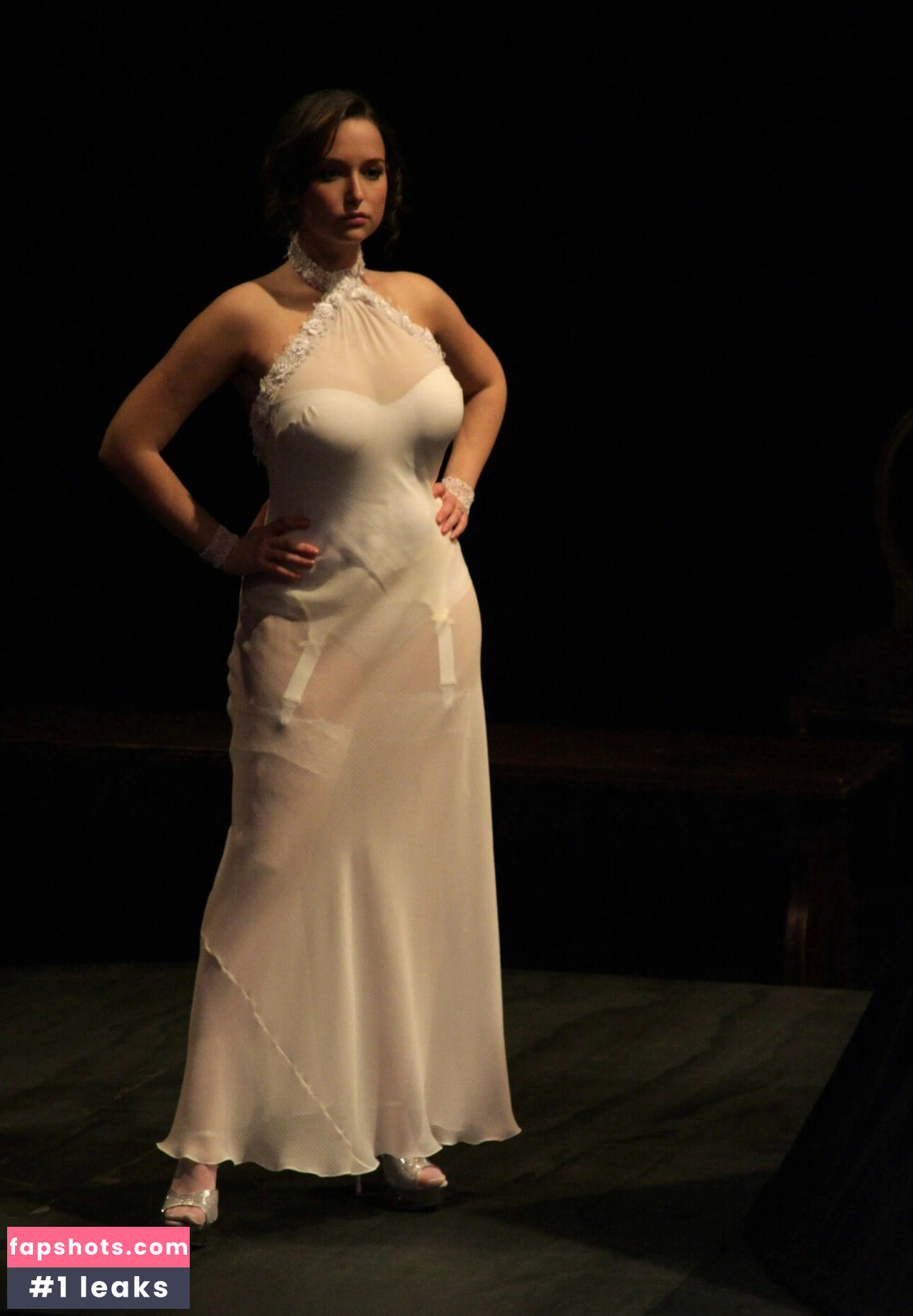 Milana Vayntrub gallery photo #359