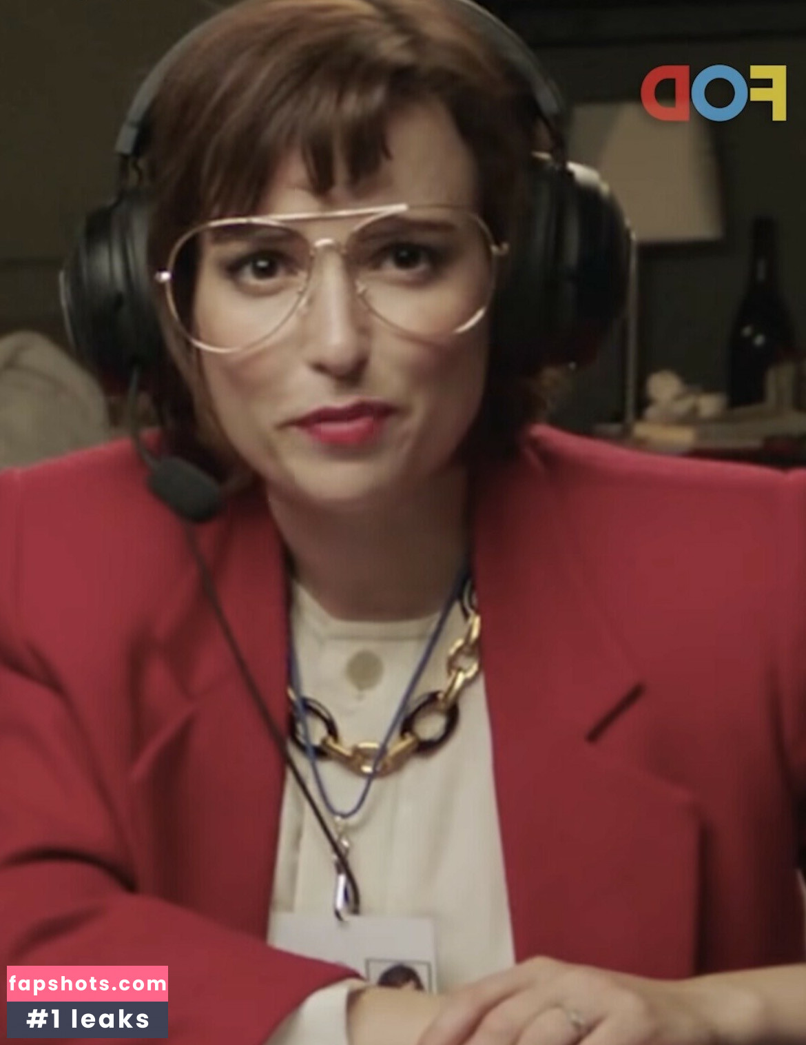 Milana Vayntrub gallery photo #37