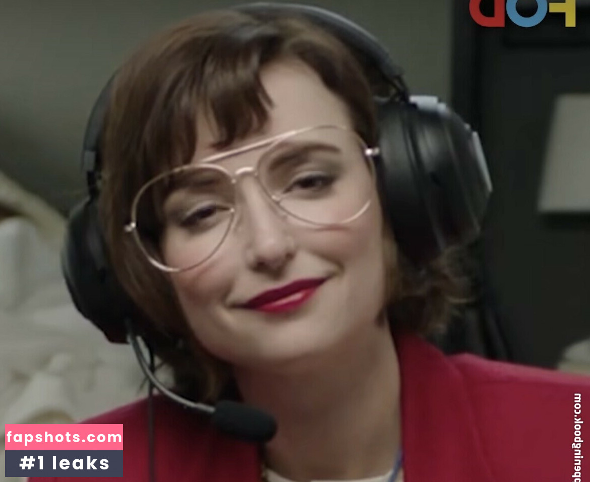 Milana Vayntrub gallery photo #38