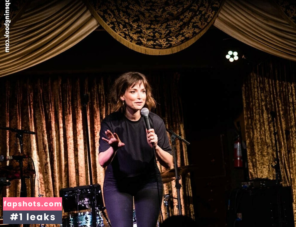 Milana Vayntrub gallery photo #381