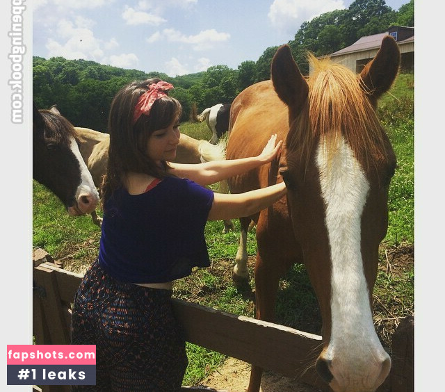 Milana Vayntrub gallery photo #386