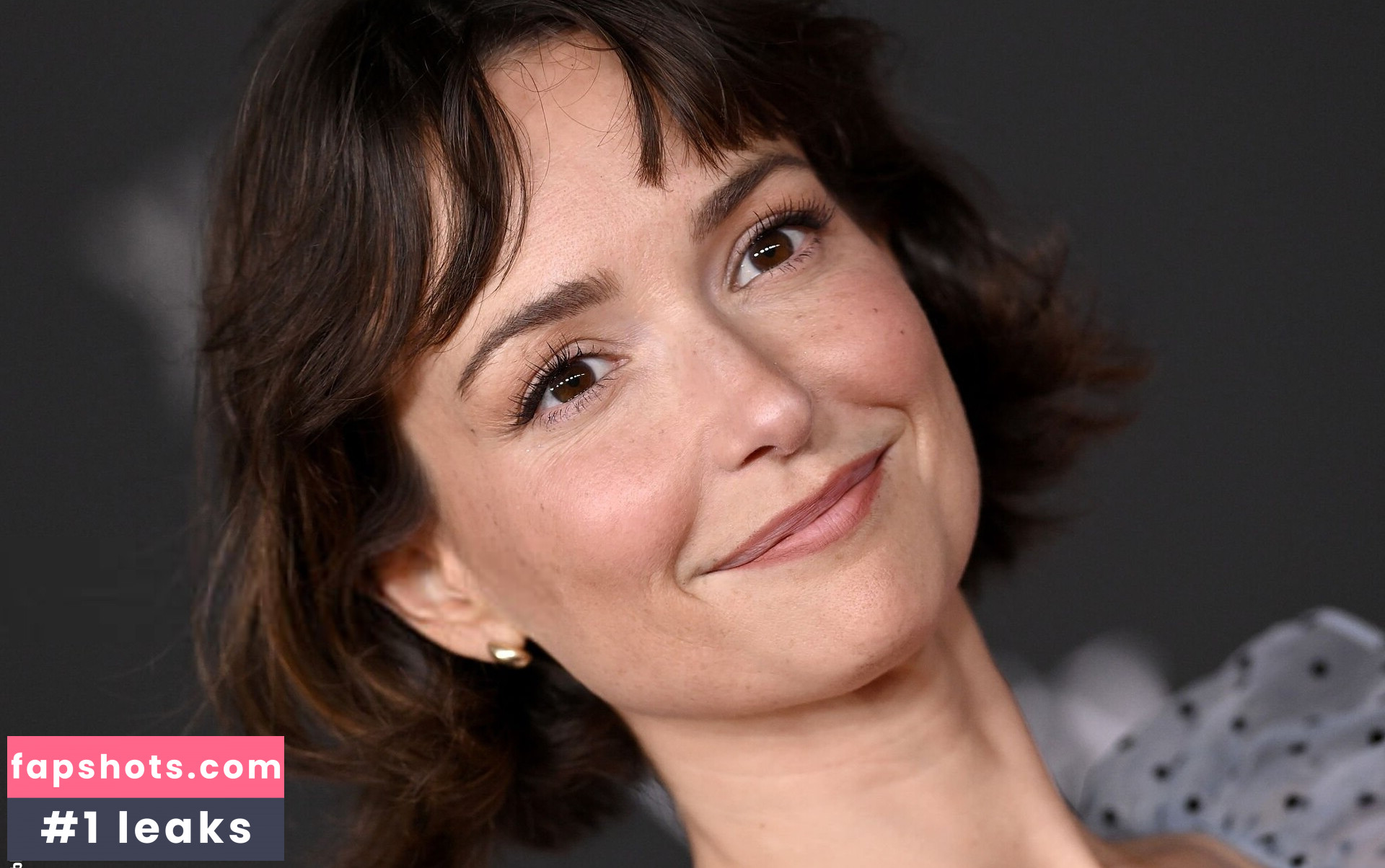 Milana Vayntrub gallery photo #40