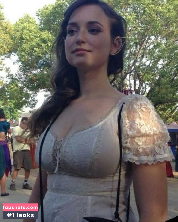 Milana Vayntrub gallery photo #398