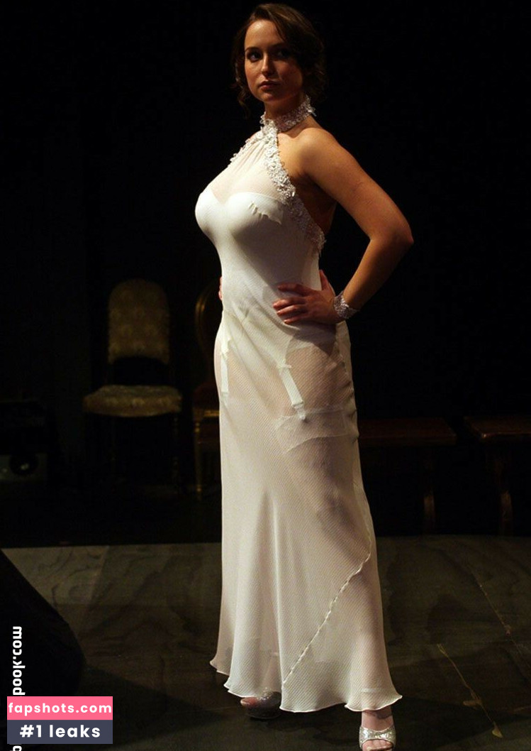 Milana Vayntrub gallery photo #401