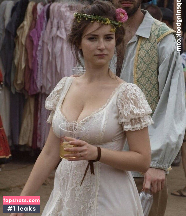Milana Vayntrub gallery photo #407