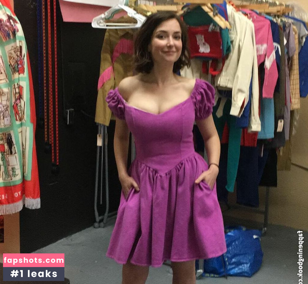 Milana Vayntrub gallery photo #413