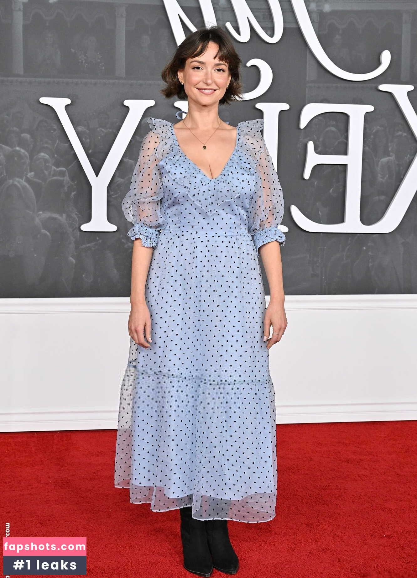 Milana Vayntrub gallery photo #43