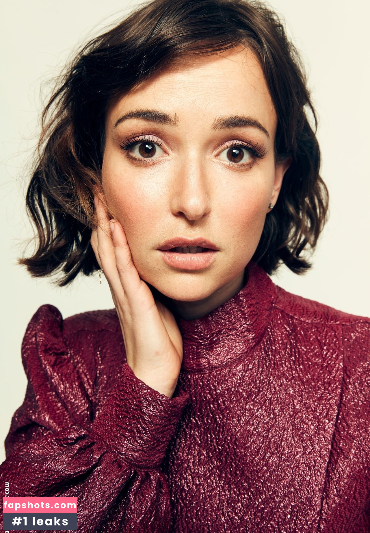 Milana Vayntrub gallery photo #422