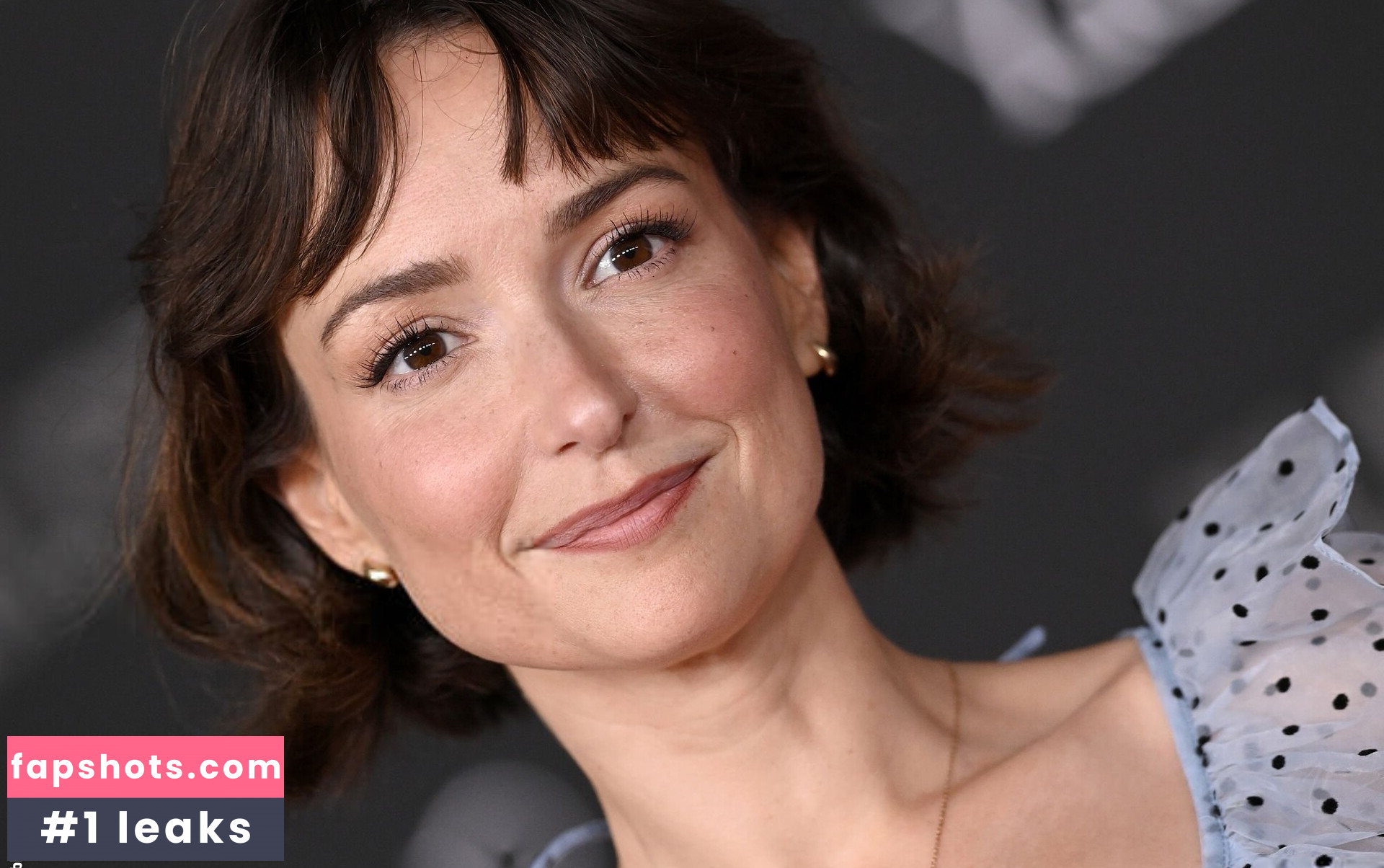 Milana Vayntrub gallery photo #44