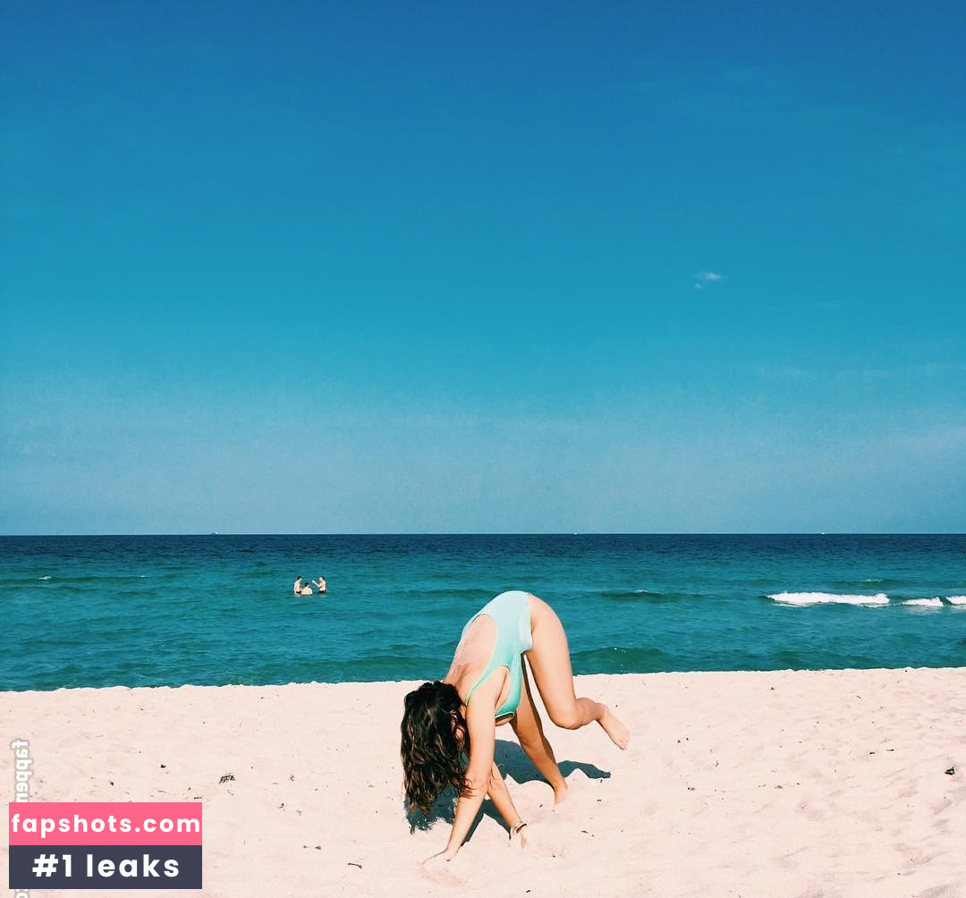 Milana Vayntrub gallery photo #434