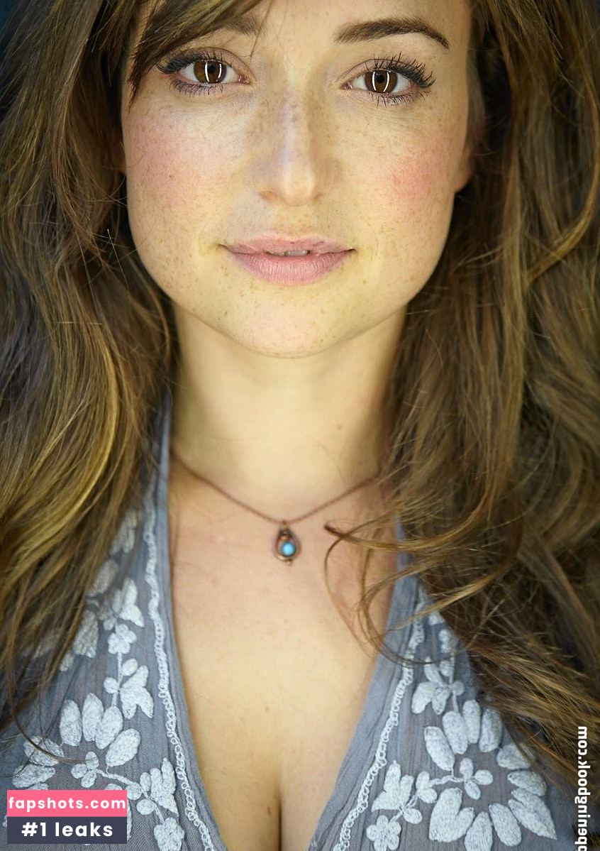 Milana Vayntrub gallery photo #436