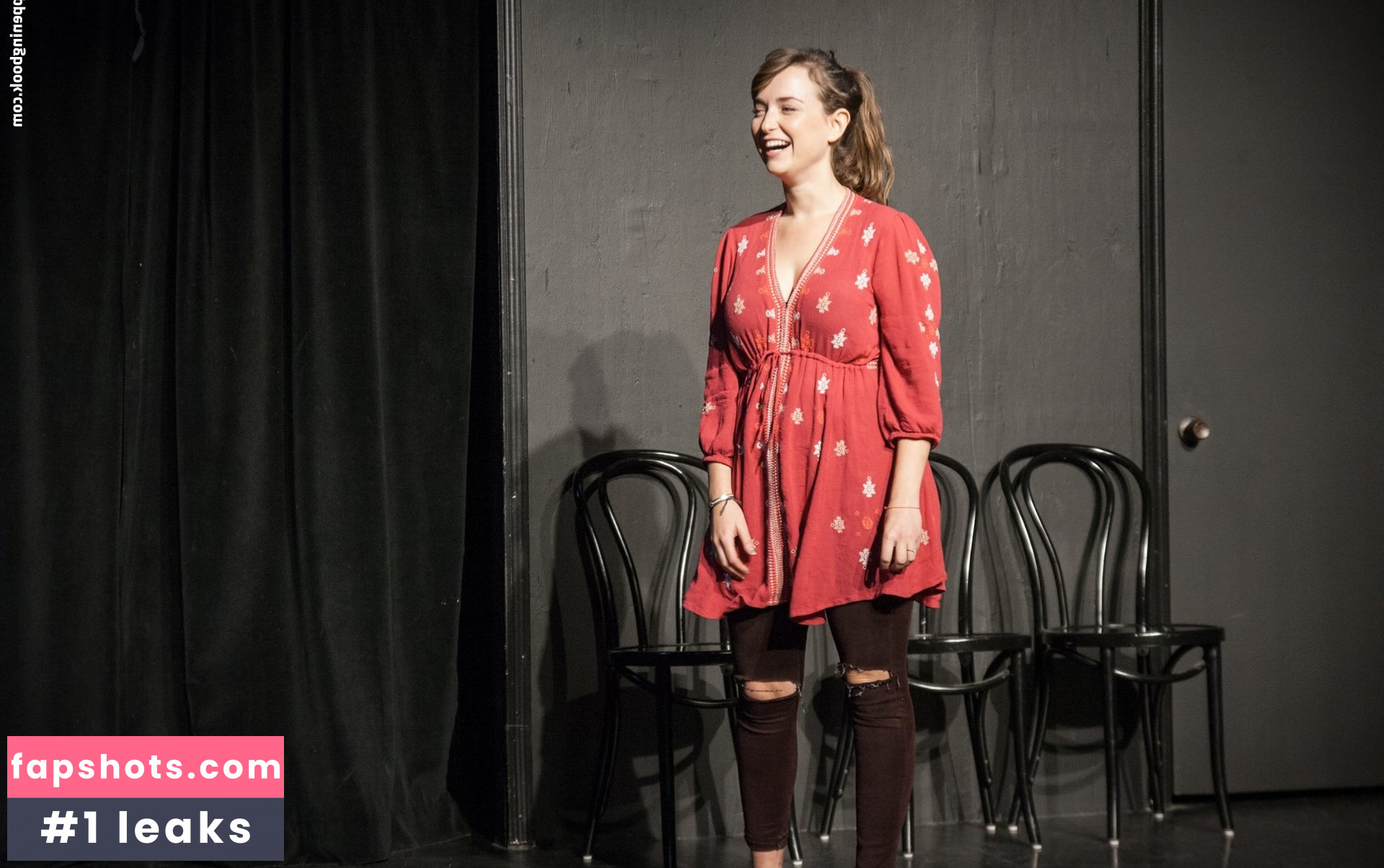 Milana Vayntrub gallery photo #442