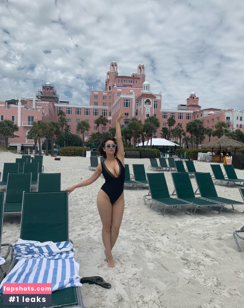 Milana Vayntrub gallery photo #446