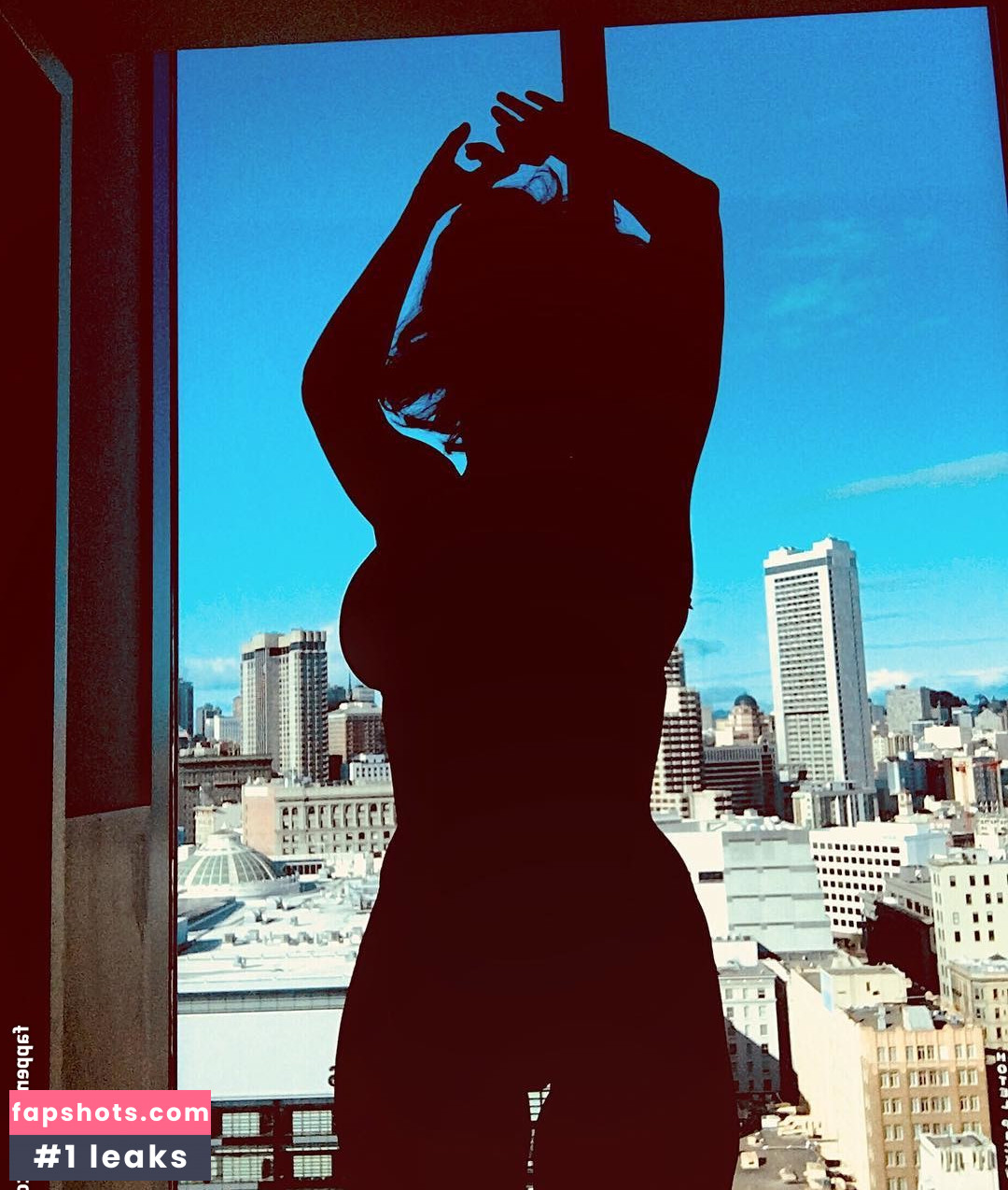 Milana Vayntrub gallery photo #450