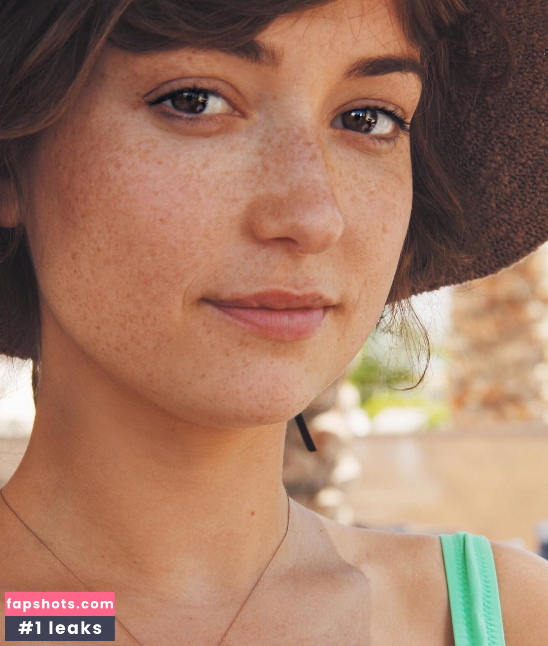 Milana Vayntrub gallery photo #455