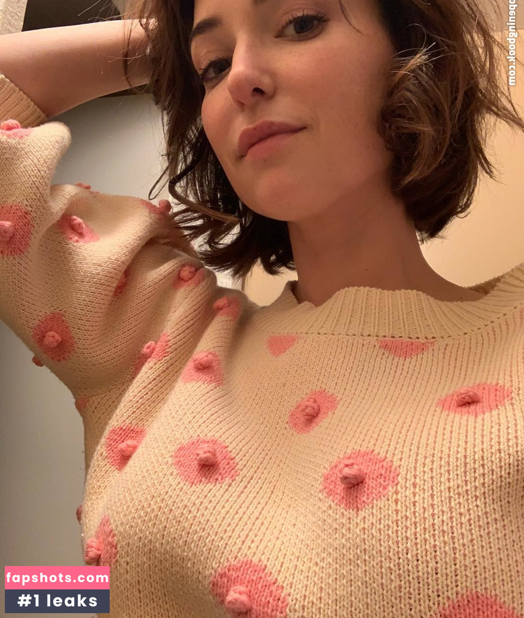 Milana Vayntrub gallery photo #456