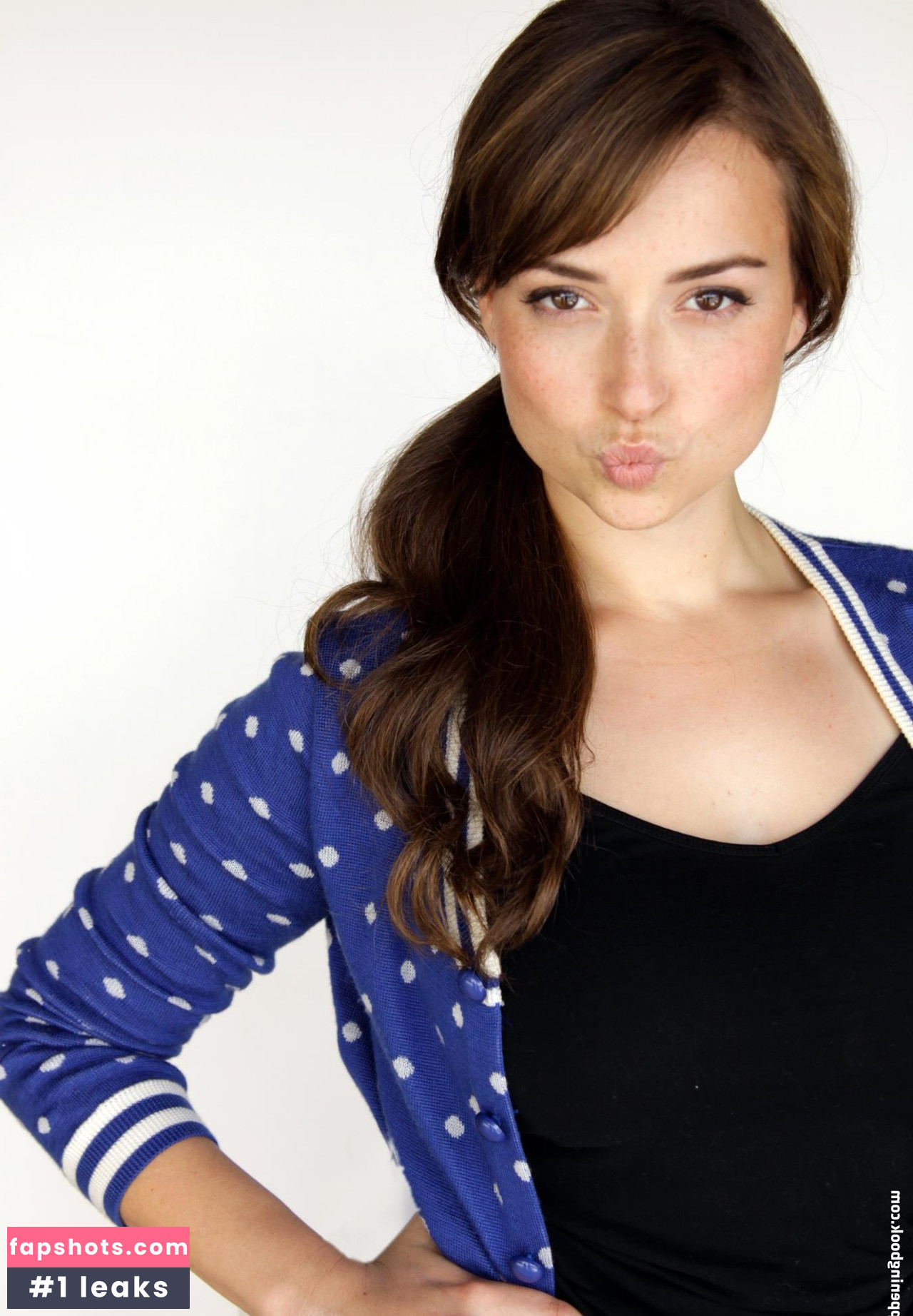 Milana Vayntrub gallery photo #457