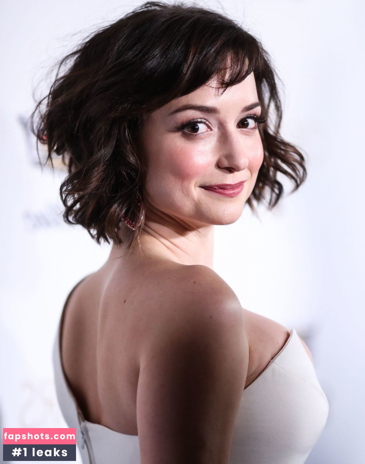 Milana Vayntrub gallery photo #460