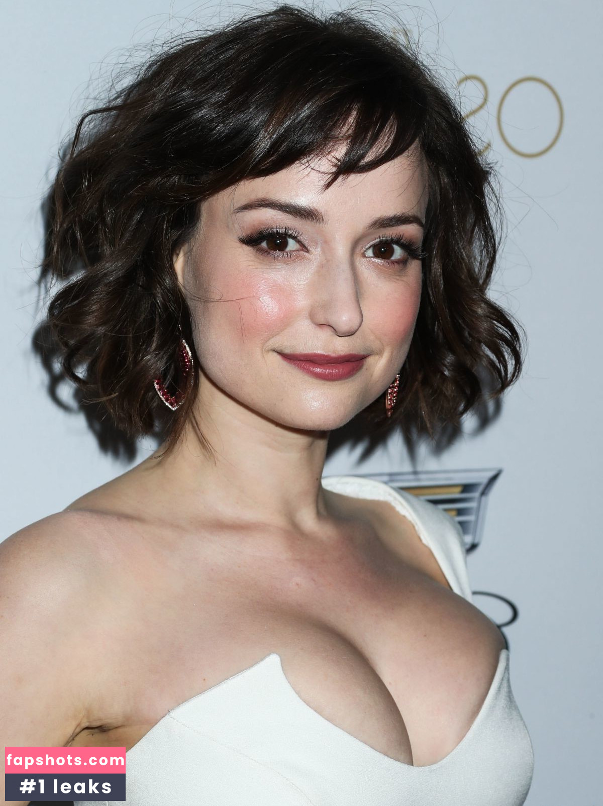 Milana Vayntrub gallery photo #472