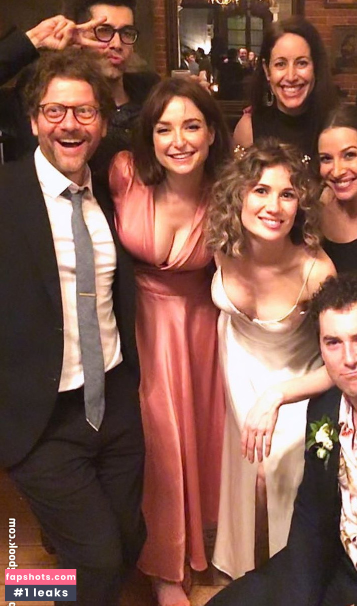 Milana Vayntrub gallery photo #474