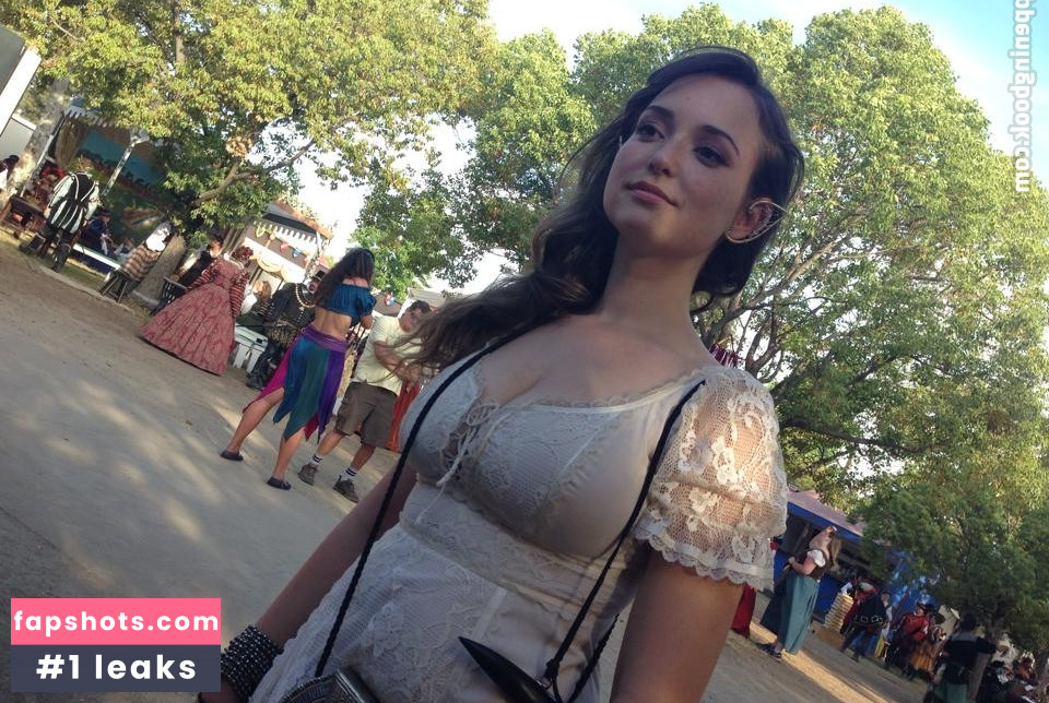 Milana Vayntrub gallery photo #475