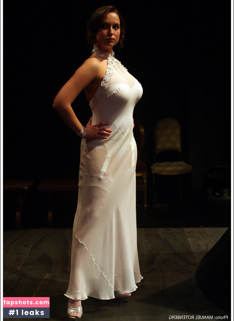 Milana Vayntrub gallery photo #484