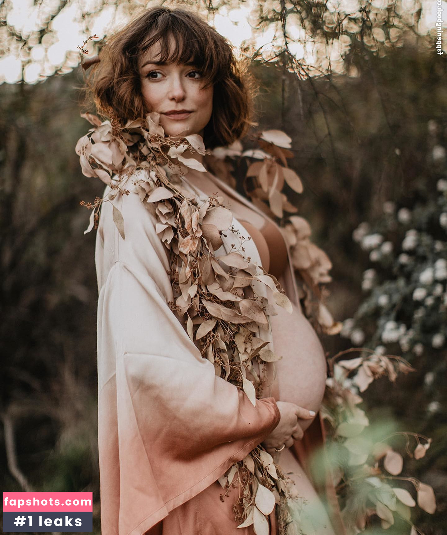 Milana Vayntrub gallery photo #489