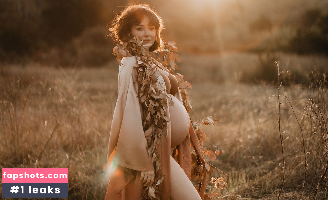 Milana Vayntrub gallery photo #490