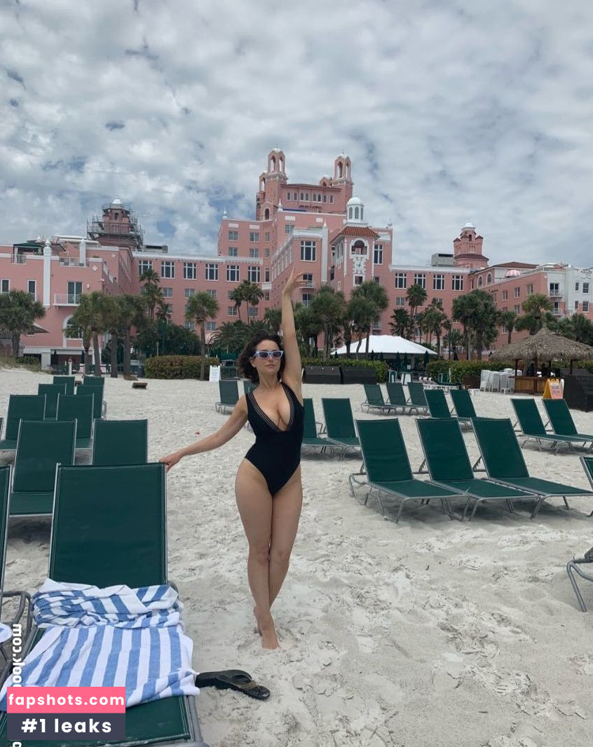 Milana Vayntrub gallery photo #492