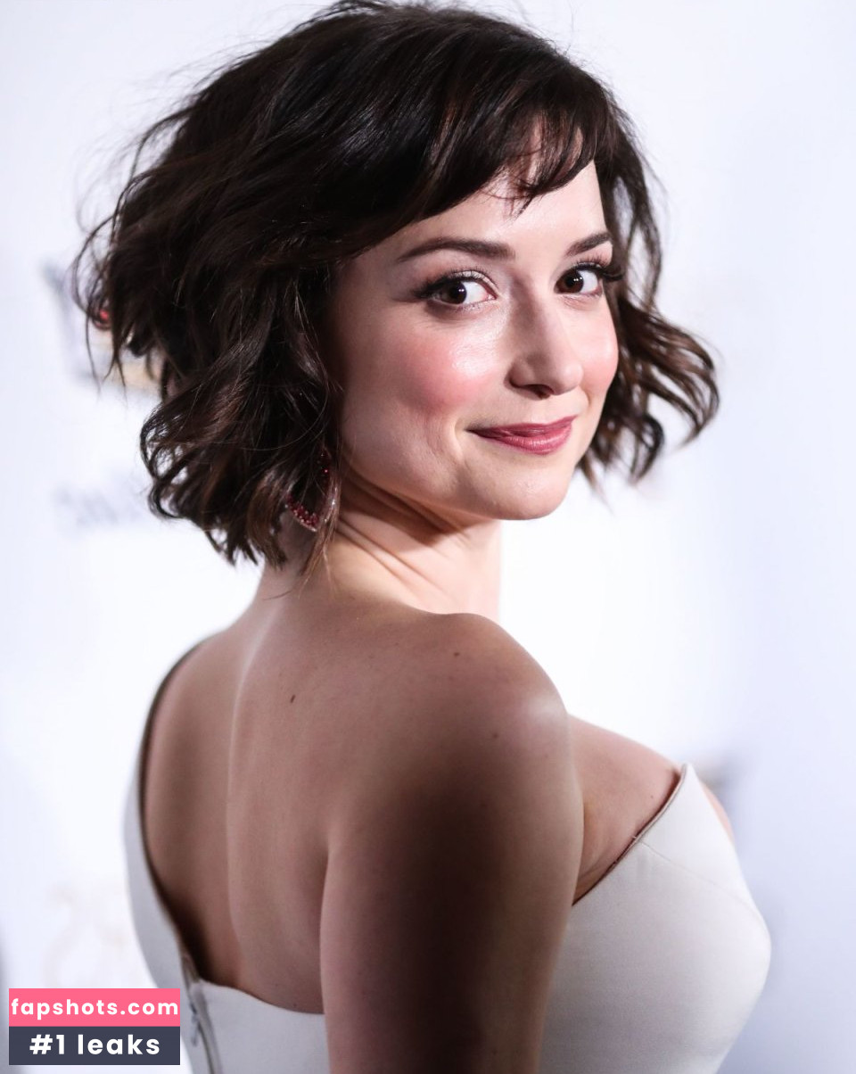Milana Vayntrub gallery photo #498