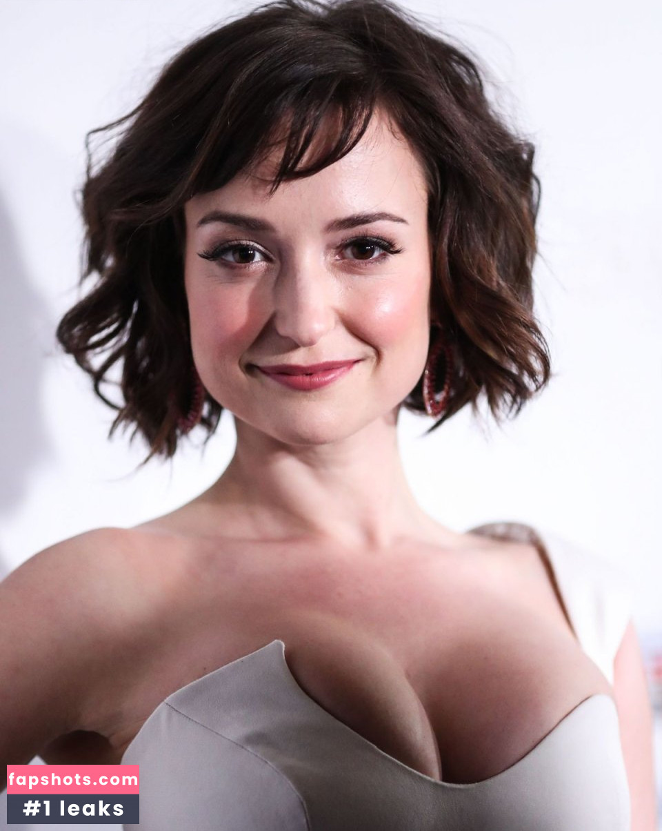 Milana Vayntrub gallery photo #500