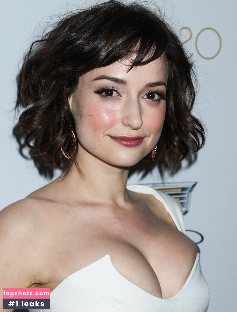 Milana Vayntrub gallery photo #509