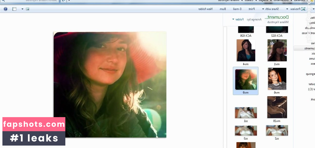 Milana Vayntrub gallery photo #517