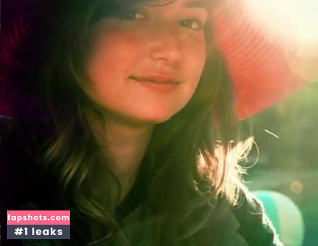 Milana Vayntrub gallery photo #518