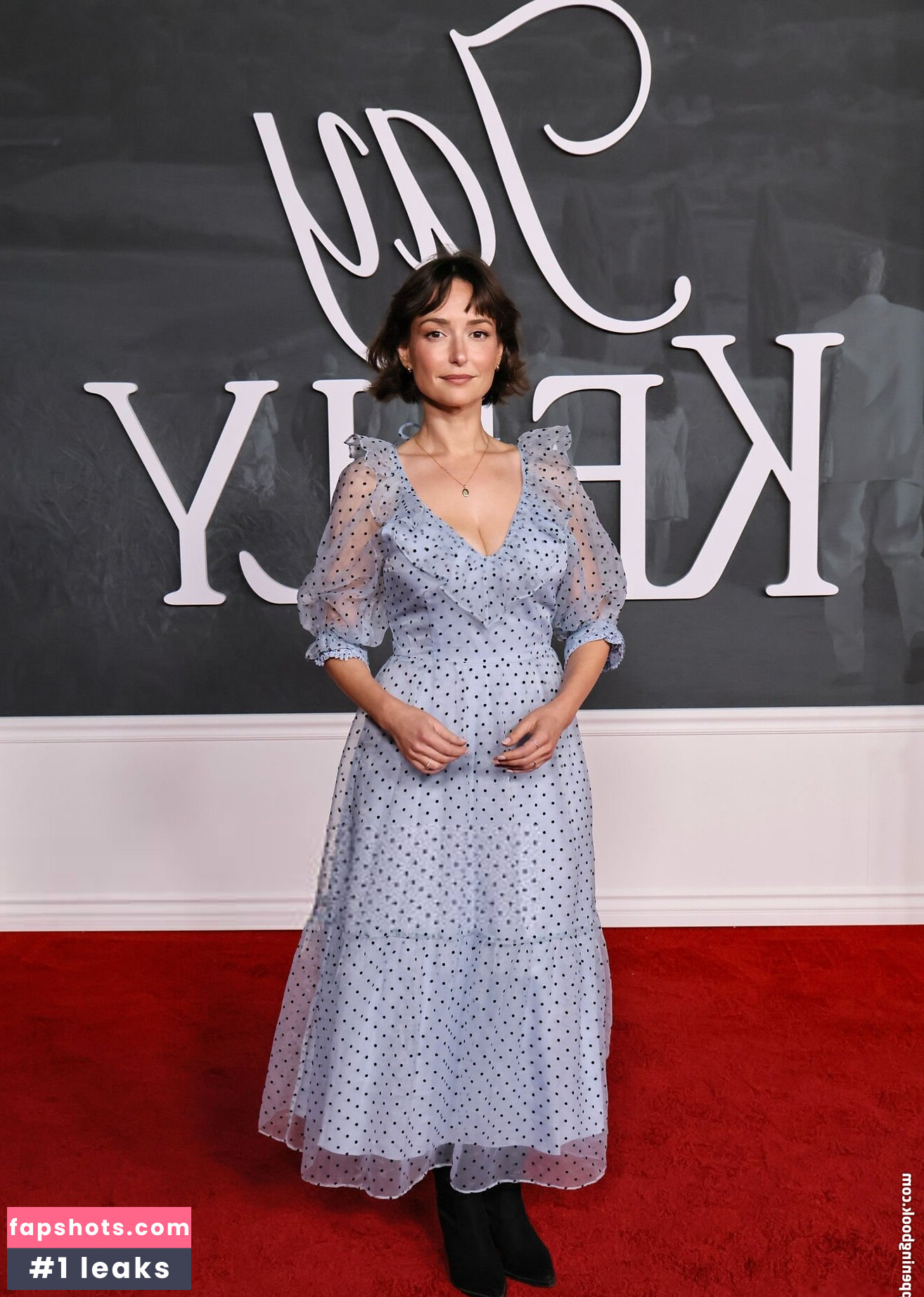 Milana Vayntrub gallery photo #7